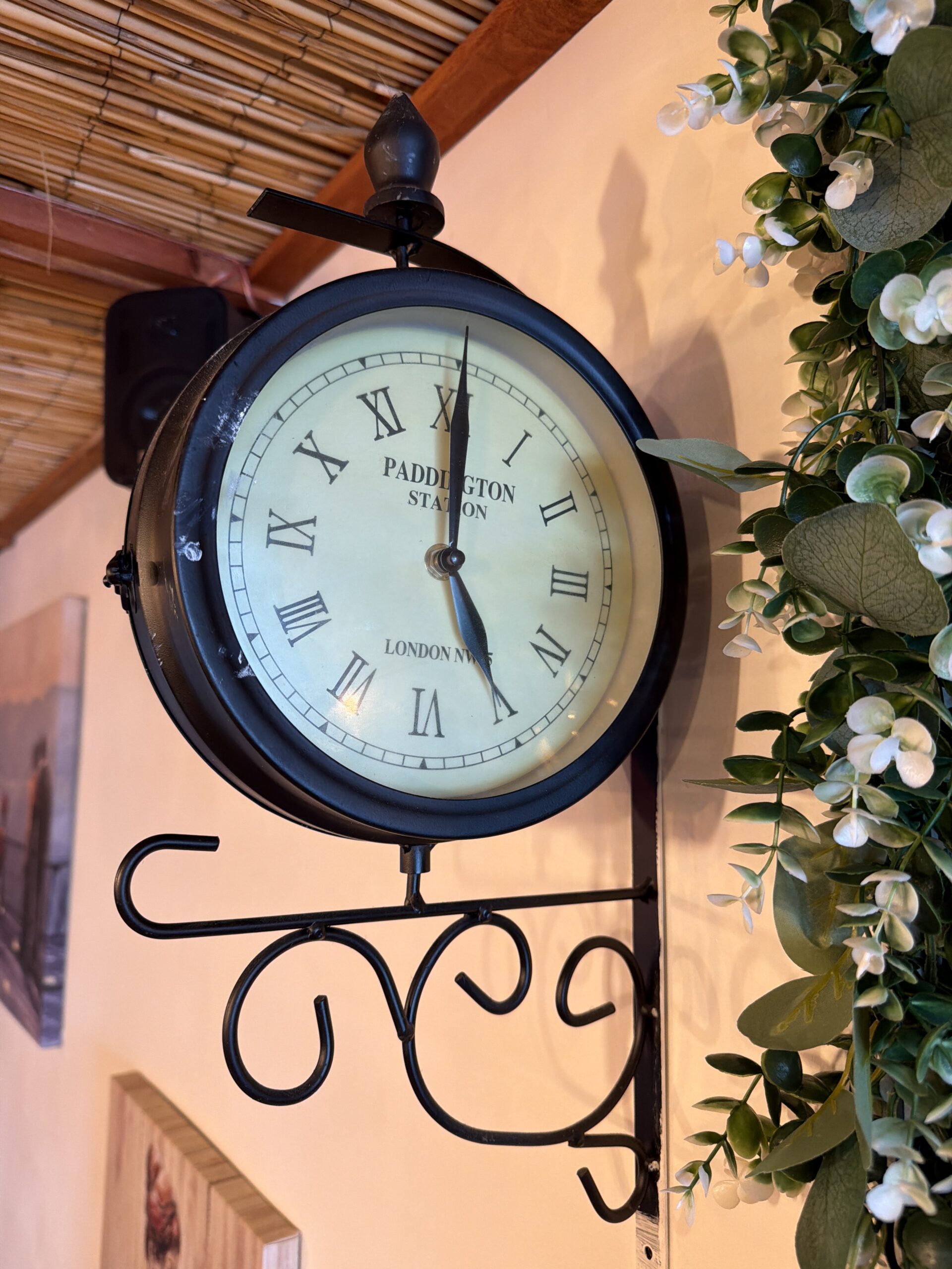 Peperoncino interior — vintage Paddington clock detail